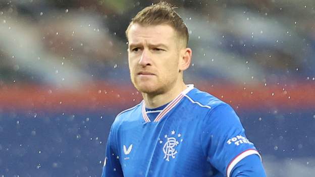 Steven Davis: Gareth McAuley backs NI and Rangers midfielder to keep playing