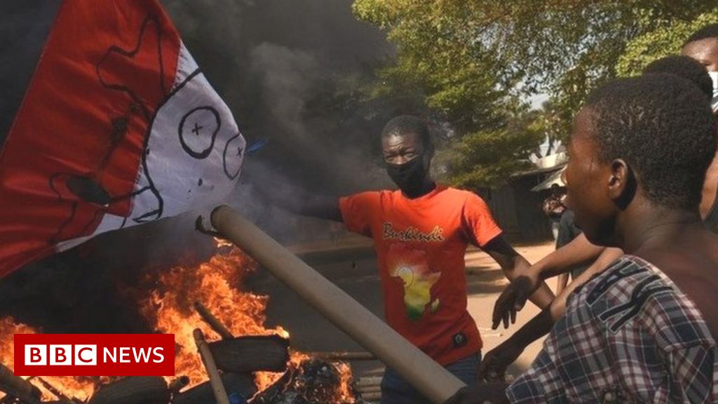 Burkina Faso: Tear gas fired at protesters decrying Islamist attacks