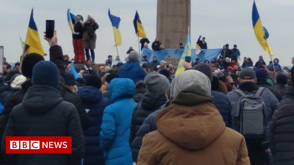 War in Ukraine: Thousands march in Kherson against occupiers