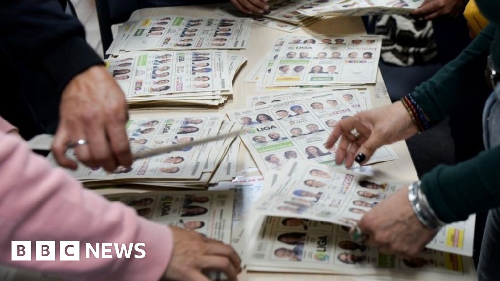 Colombia election: Surprise election run-off beckons