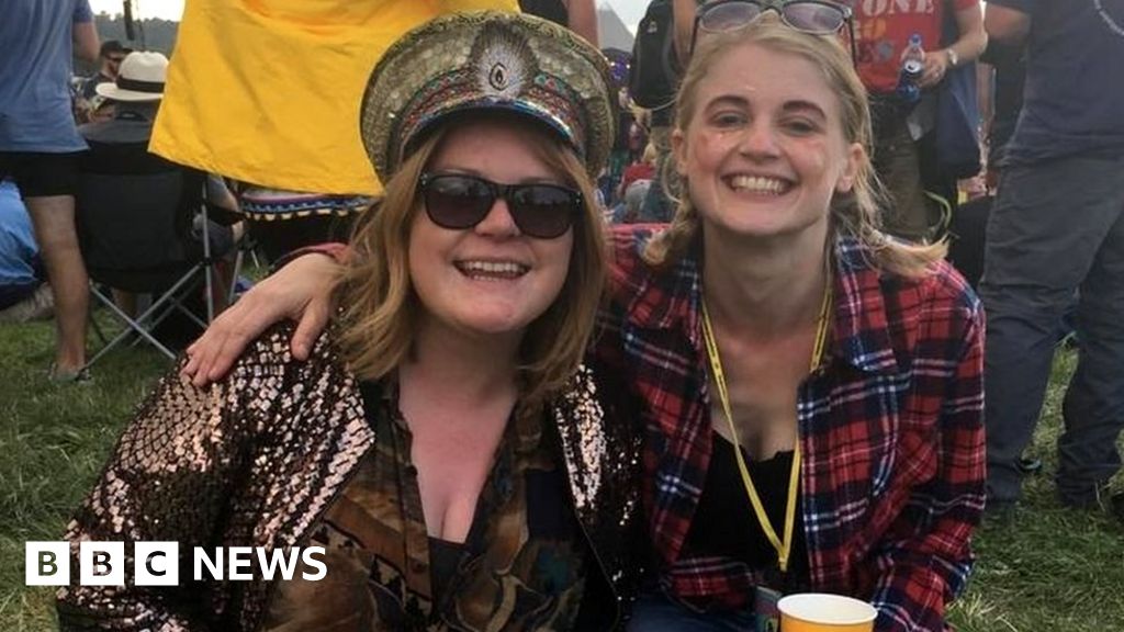 Glastonbury: Fans descend on festival amid travel disruption